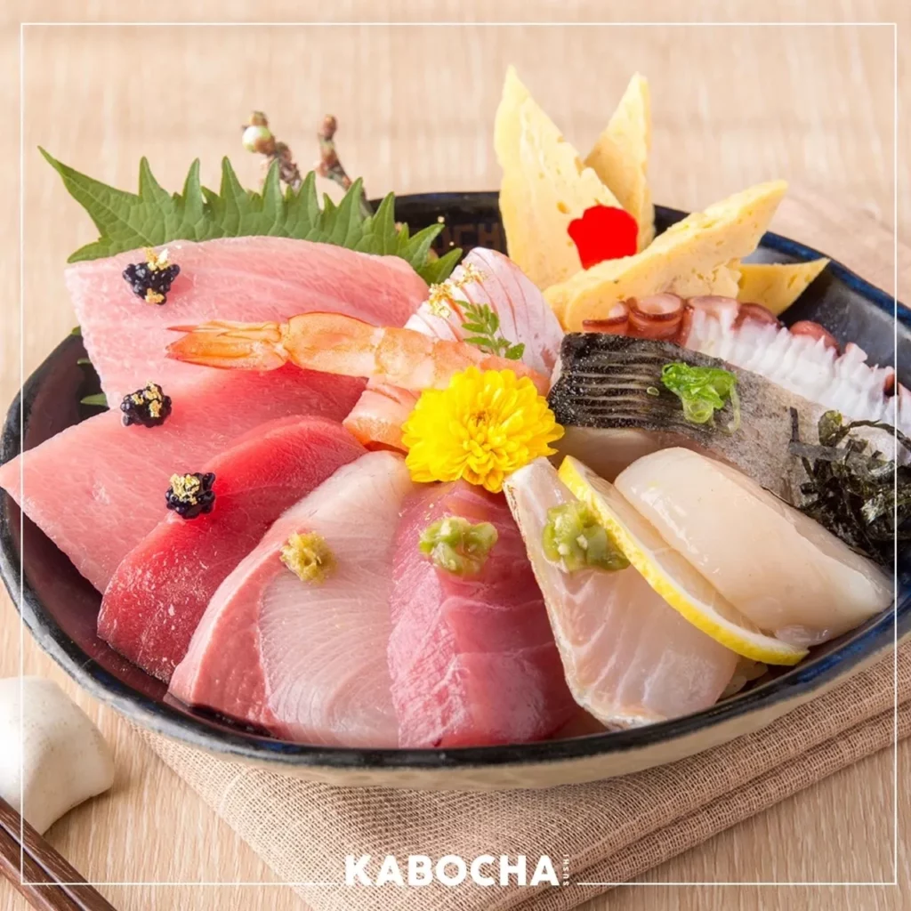 ร้านอาหารญี่ปุ่น คาโบฉะ ซูชิ เดลิเวอรี่ ไคเซ็นด้ง หรือ ข้าวหน้ารวม ปลาดิบ