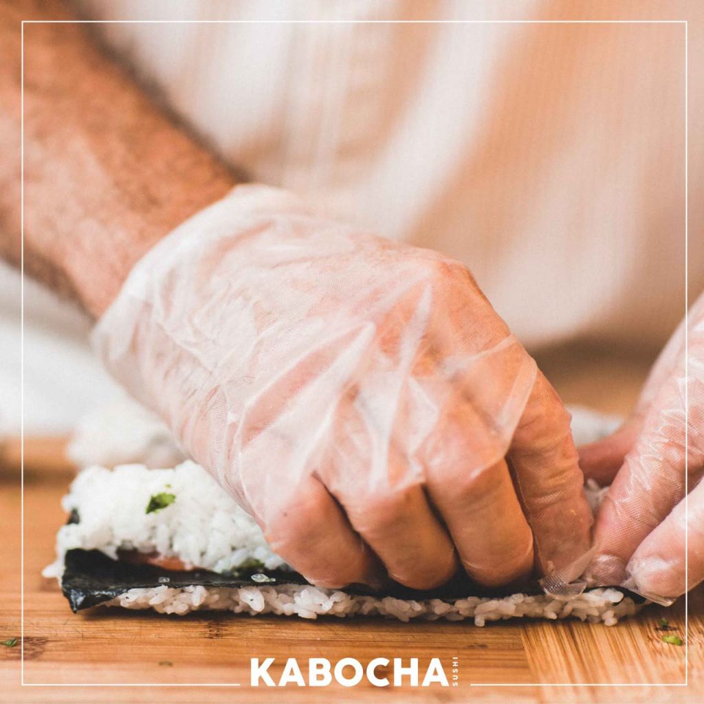 ร้านอาหารญี่ปุ่น kabocha sushi delivery โชว์การปั้น ข้าวห่อสาหร่าย เทกกะมากิ