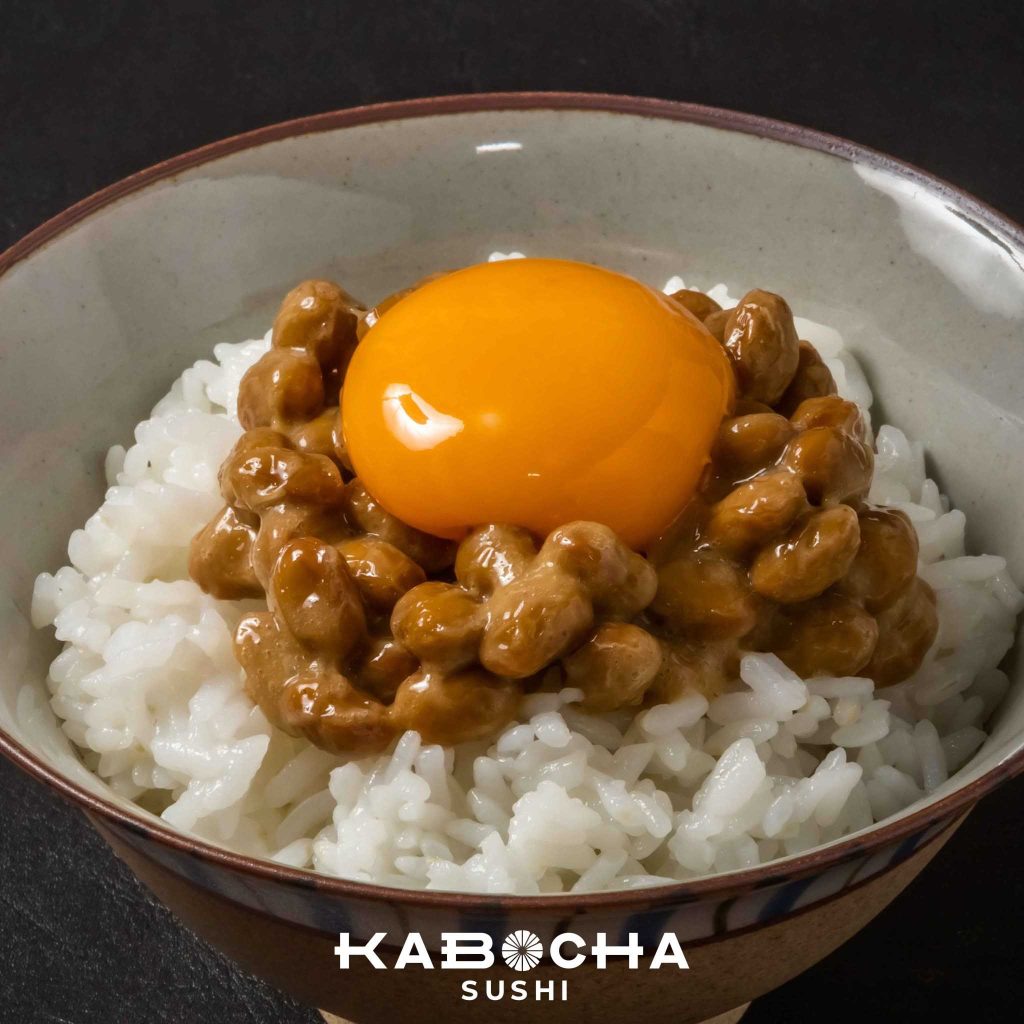 natto หรือ ถั่วเน่าญี่ปุ่น ทานพร้อมข้าวญี่ปุ่น จาก คาโบฉะ ซูชิ เดลิเวอรี่