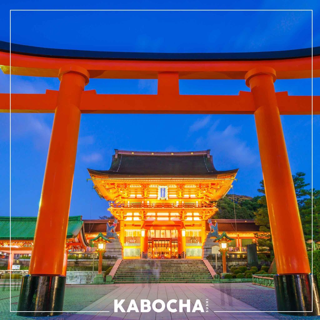 โทริอิ ศาลเจ้าญี่ปุ่น ยามค่ำคืน เป็น วัฒนธรรมญี่ปุ่น มา เที่ยวญี่ปุ่น กับ kabocha sushi กัน